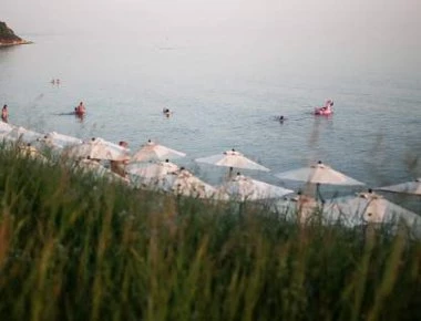 Χαλκιδική: Κατεδάφιση περίφραξης και διάνοιξης διόδου σε τμήμα της παραλίας μεταξύ Χανιώτης και Πευκοχωρίου